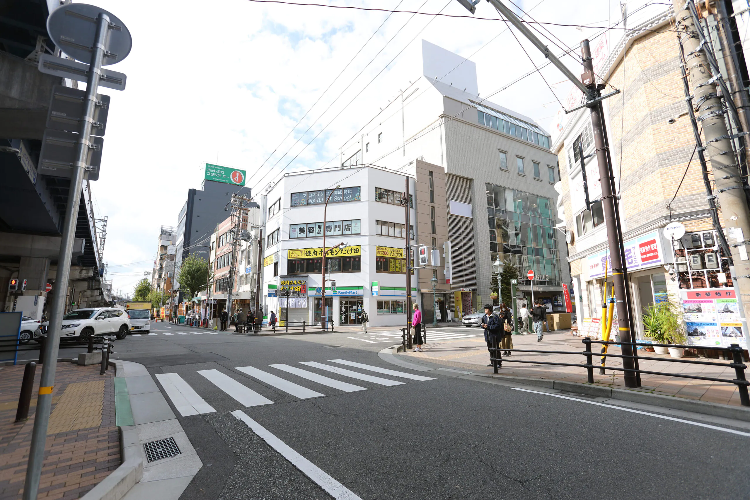 左に横断歩道を直進